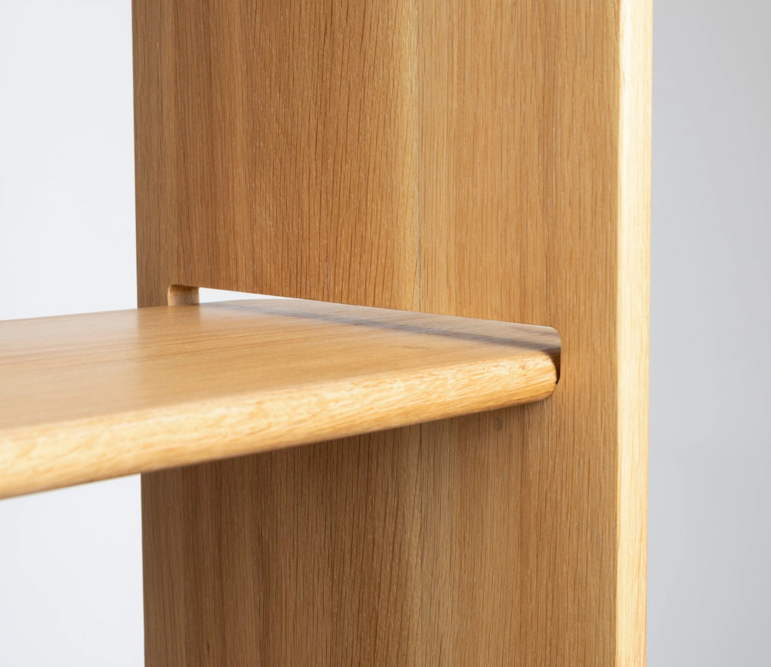 detail poličky knihovny wooden bookcase shelf detail
