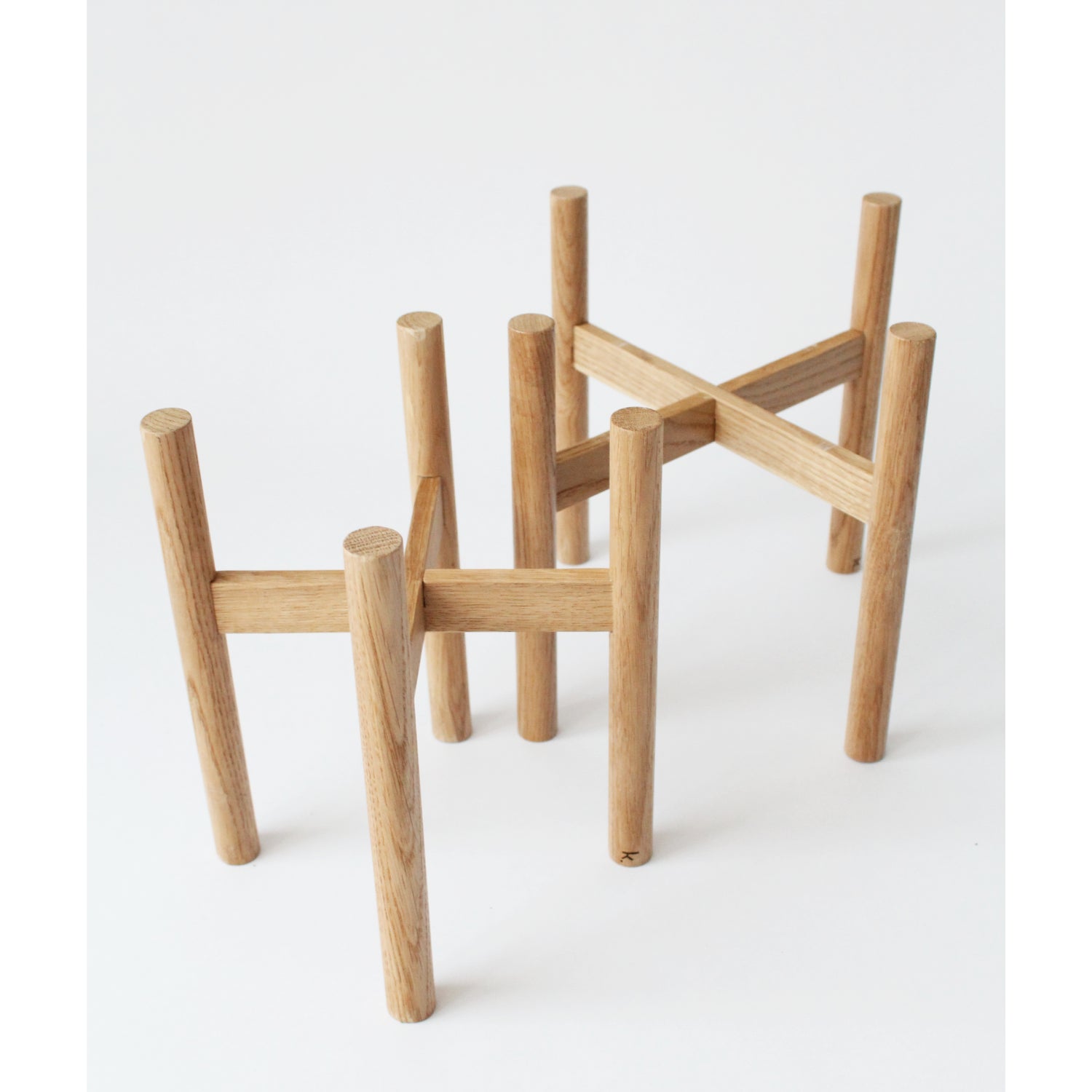 Plant pot stand Mario