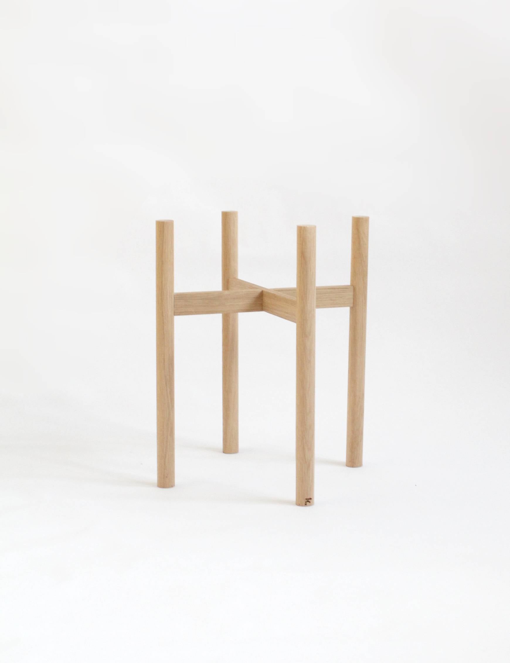 Plant pot stand Mario