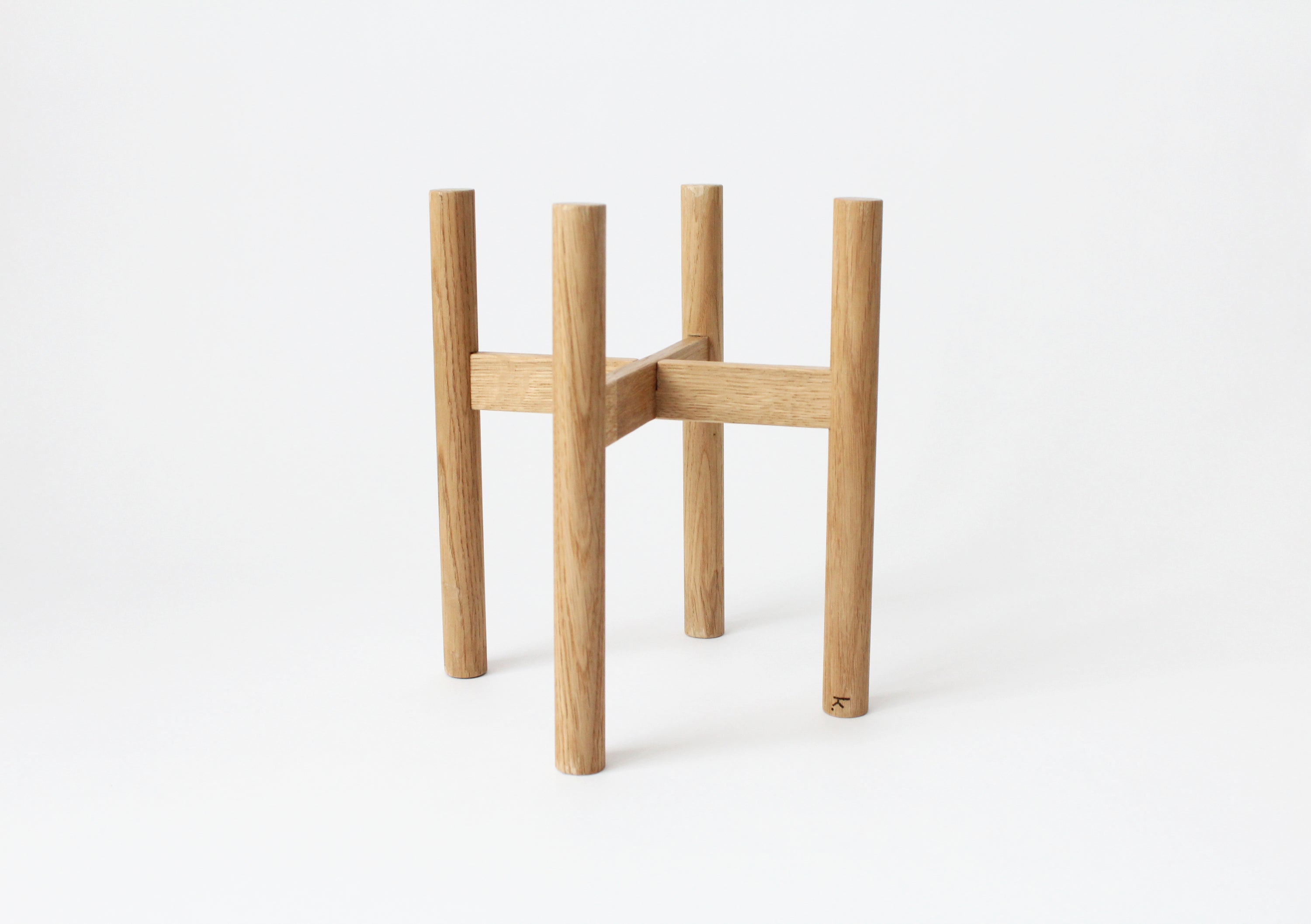 Plant pot stand Mario